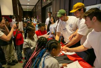 penn students show visual system illusions to 3rd and 4th graders